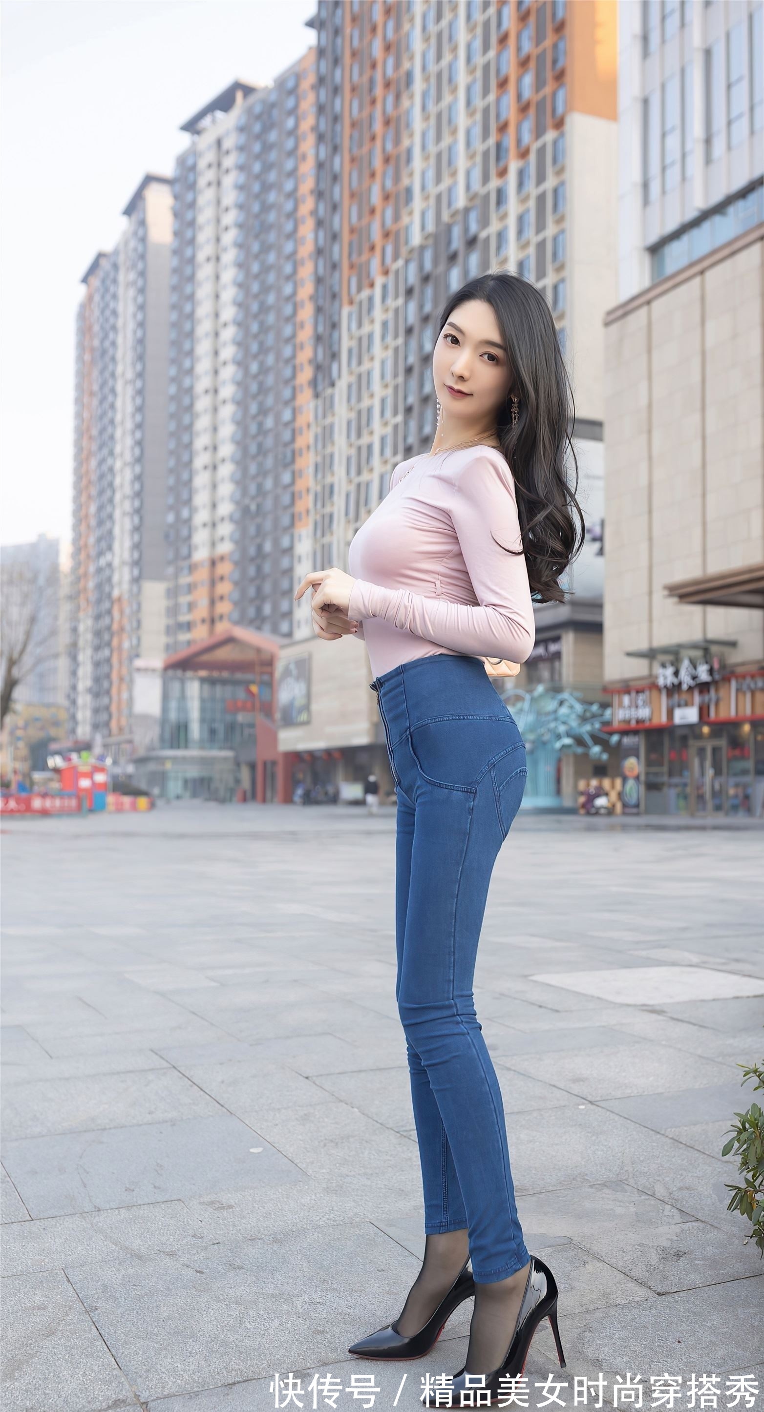 针织衫|早秋不能错过针织衫啦,配上一条小脚牛仔裤,简单却不失时尚感
