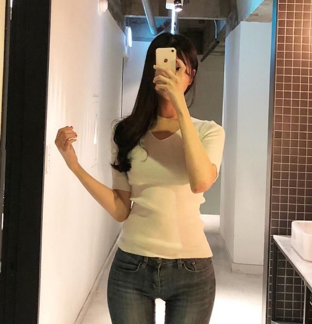 紧身打底裤的贴身设计很有味道,甜美有心机