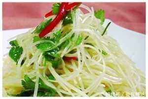 炒土豆丝时,别只知道泡水,多加“1点它”,土豆丝香脆不粘锅
