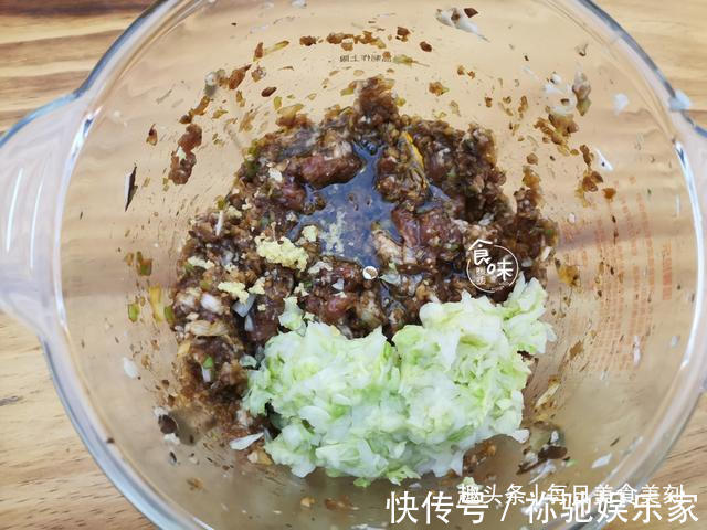 吃饺子|饺子馅就要这样调,鲜香味美,有肉又有菜,寓意今年有个好兆头