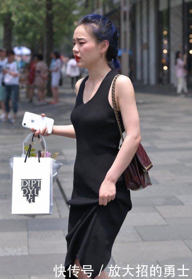 蓝发靓妹打扮黑暗系风格，连衣裙搭银色高跟鞋，后背的设计更亮眼