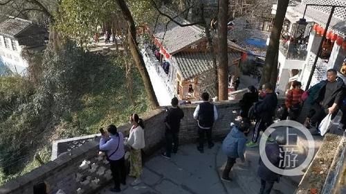 老年|春节好去处丨大年初一暖阳高照 市民登高逛老街