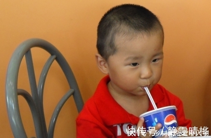 奶茶|这3种饮品,就算孩子死缠烂打,家长也不要轻易给孩子,危害太大