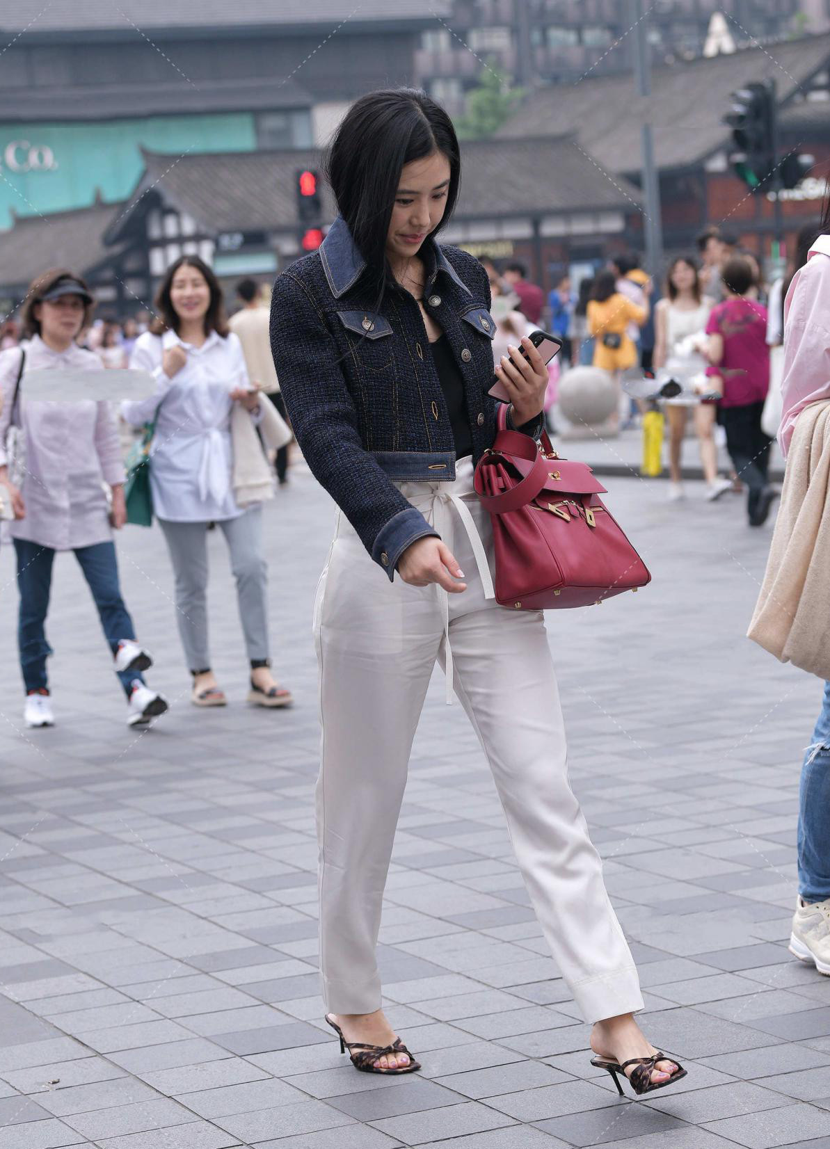 黑色小香风粗纺短外套, 搭配白色高腰休闲裤, 尽显高级时尚感