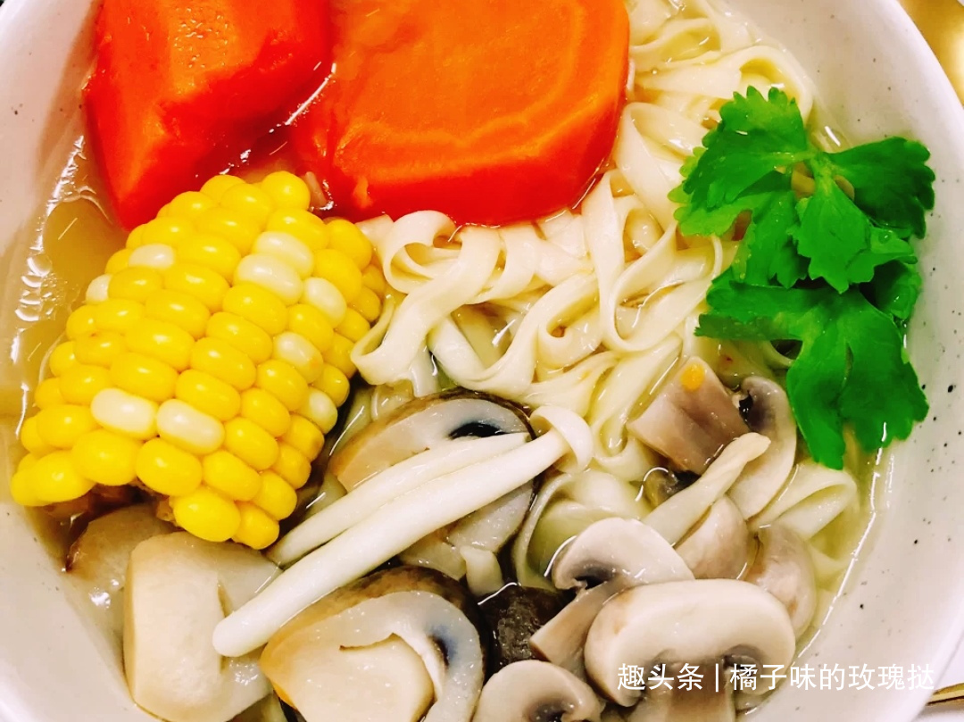 酸汤米线，菌菇浓汤面，鲜虾蟹籽云吞+紫菜鲜肉云吞面，鲜美入味