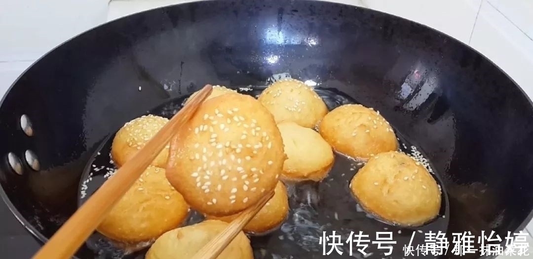 早餐新吃法，面粉里加1个鸡蛋，放入冰箱冷藏，比油条麻花都好吃