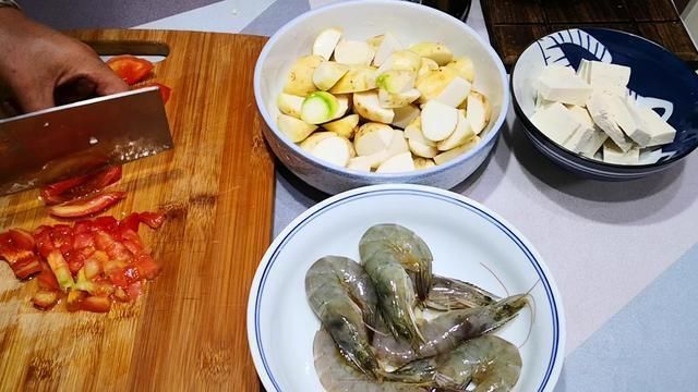 进补|深秋,吃绿叶菜不如吃它,一次囤5斤,随手一炖就很香,吃着舒服