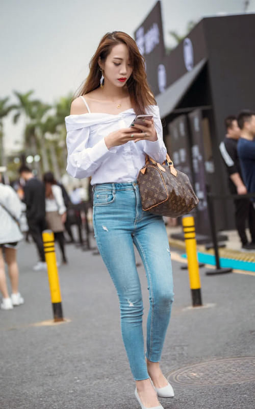 街拍最适合穿牛仔裤的身材,这曲线看得我差点错过公交车