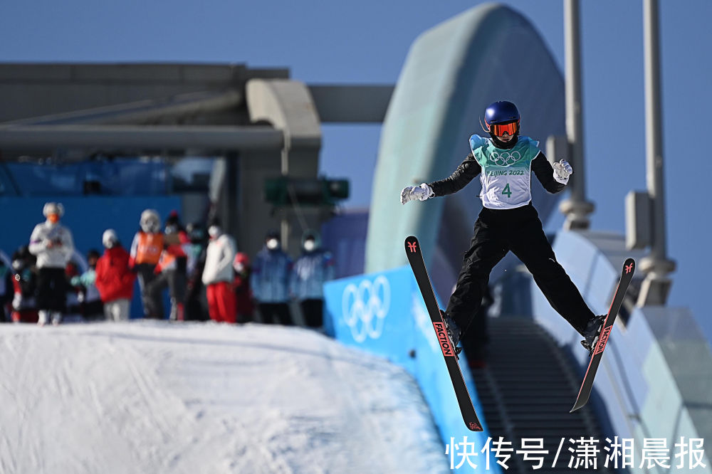 自由式滑雪|谷爱凌进行赛前训练，备战自由式滑雪大跳台项目