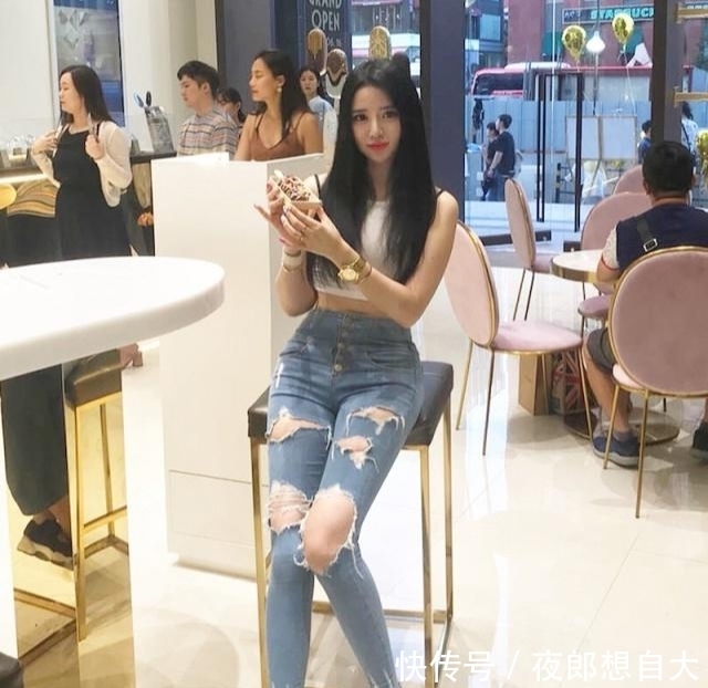 贴身穿的牛仔裤更显身形,搭配打底衫展现时尚女王的气质