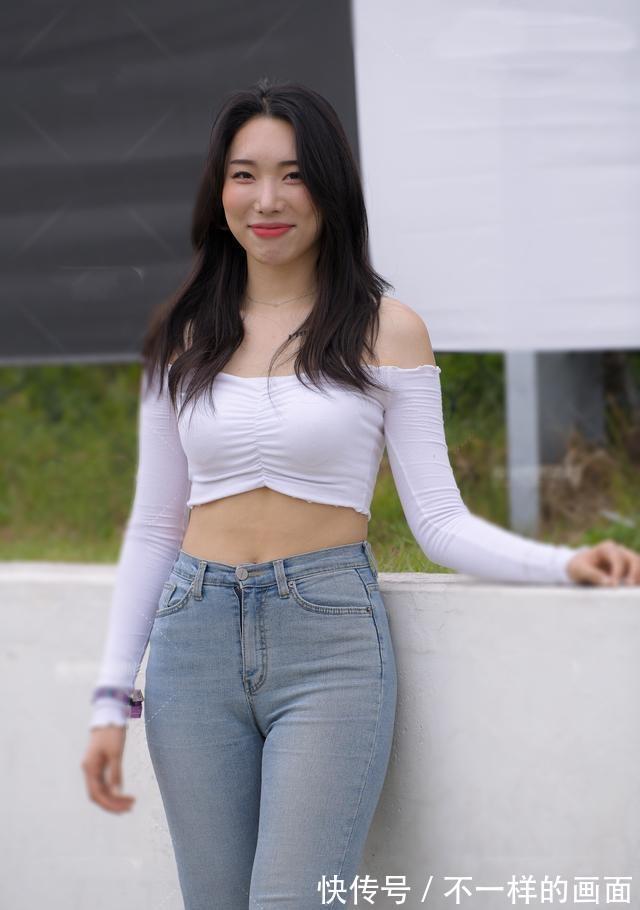 露肩 白色露肩短款长袖搭配浅蓝色高腰打底裤,不会千篇一律。