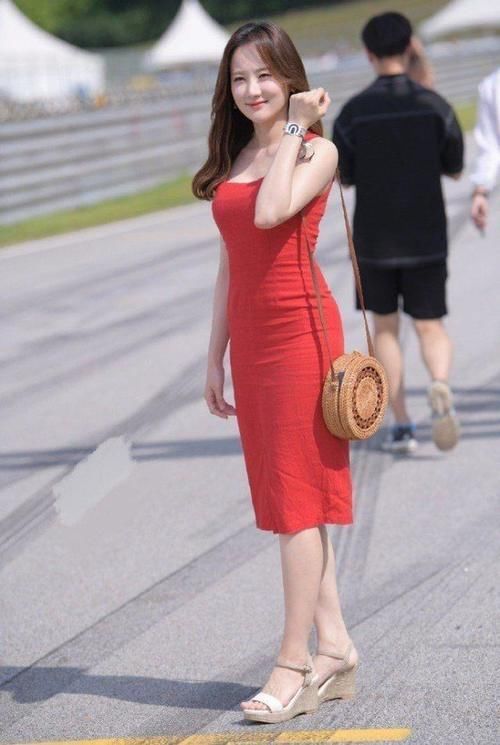 大红色 美女穿搭:大红色连衣裙搭配休闲高跟凉鞋,清纯可爱,笑容迷人
