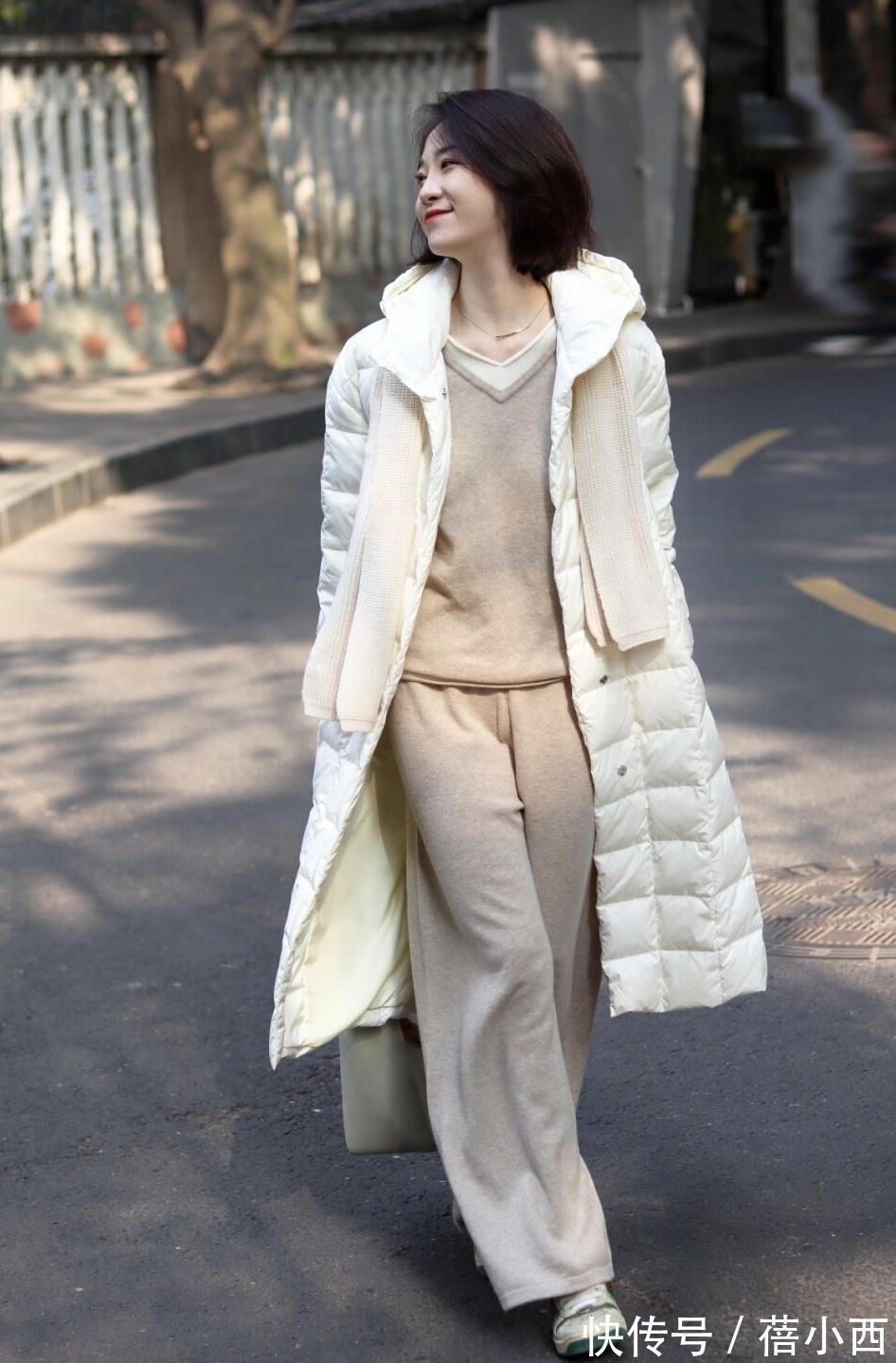 烟灰色|“长羽绒服”的高阶穿法来了,冬季选这4个颜色,显得年轻又优雅