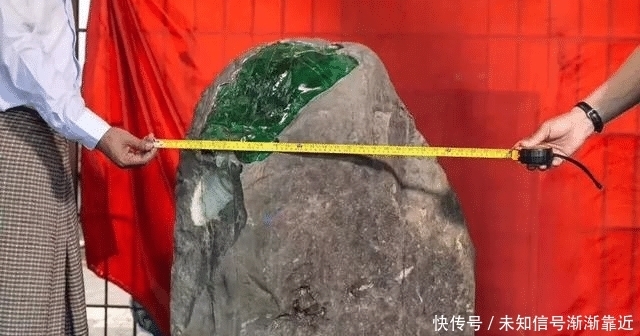 确认过眼神!今年最完美的赌石,1吨重玻璃种帝王绿估价5亿