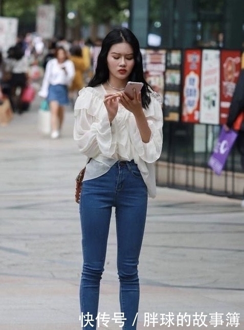 牛仔裤既舒适又不紧绷,展现时尚美的魅力,展现女人完美身材