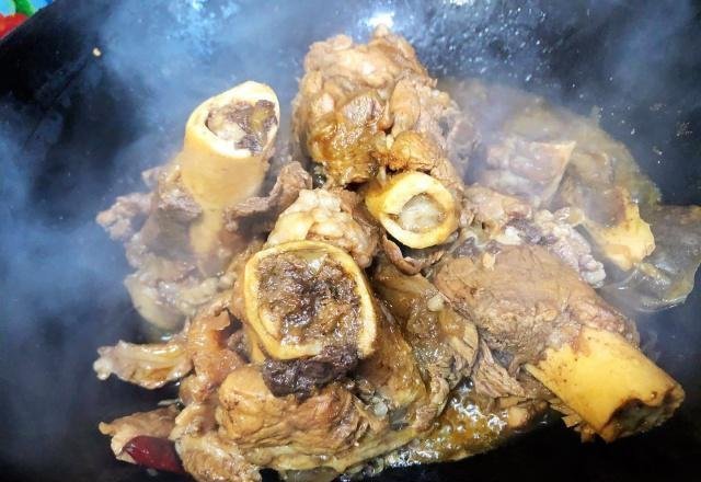 过程中|东北酱猪大骨棒炖不香原因找到了,原来少了这两步