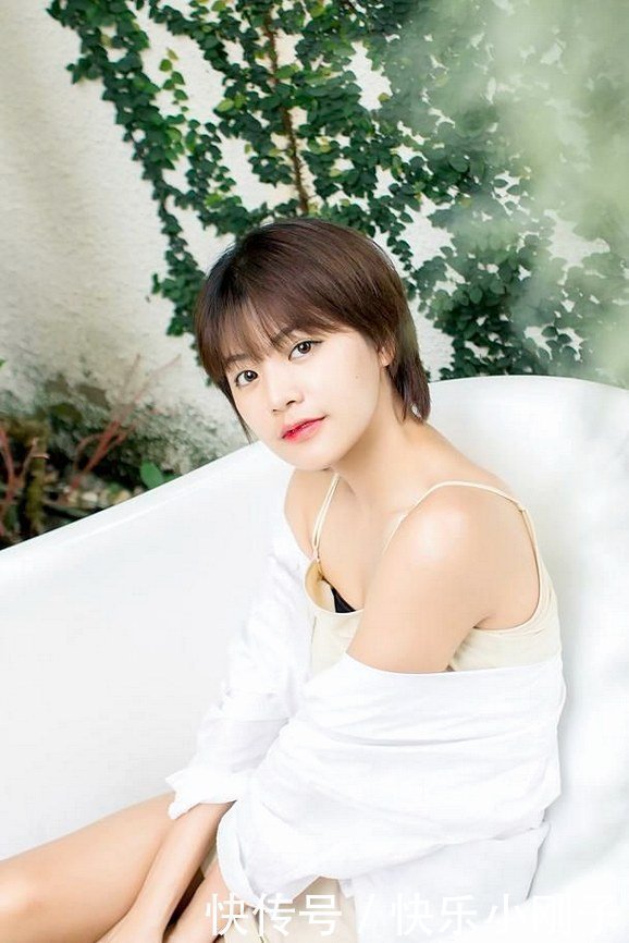 高个模特穿牛仔裤真好看，展示出一双大长腿，彰显轻熟的性感韵味