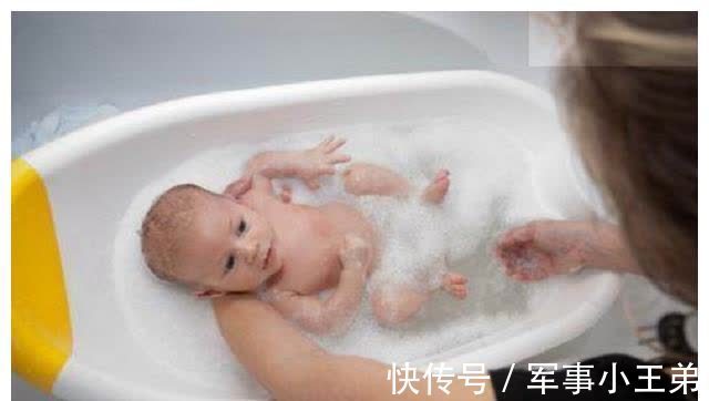 创口贴|冬天给娃洗澡“时机”要看好,避开3个时间点,洗得舒服还不感冒