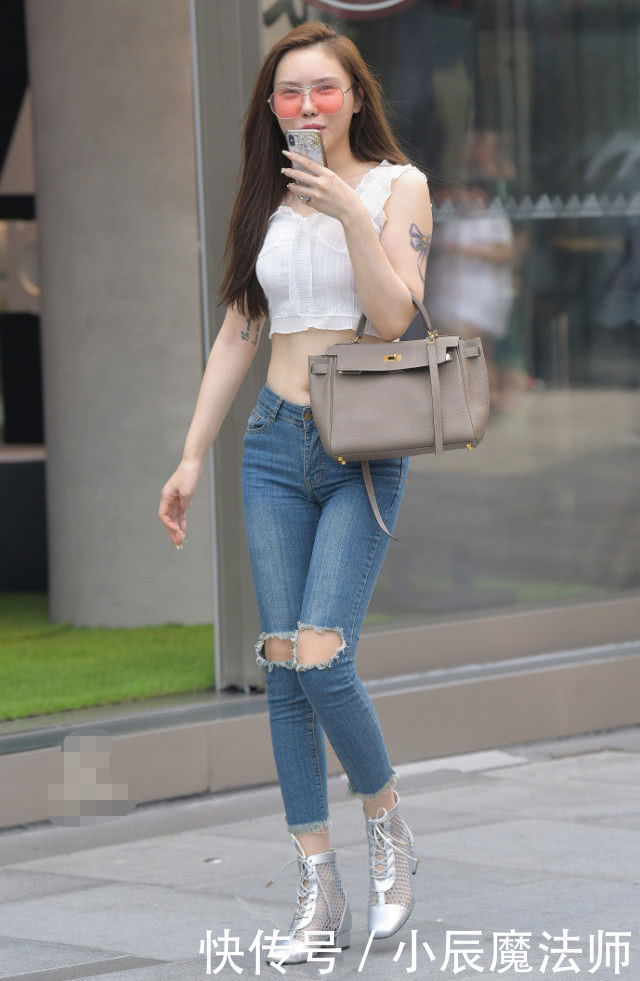 休闲|美女穿搭牛仔裤给你简约利落的感觉,更具休闲的街头时尚感