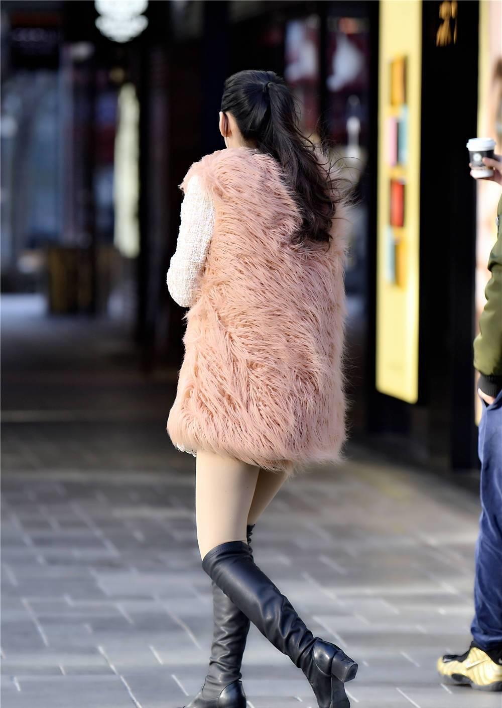 衣摆 黑色过膝靴, 虽然靴筒不高, 搭配皮草坎肩, 简单时尚