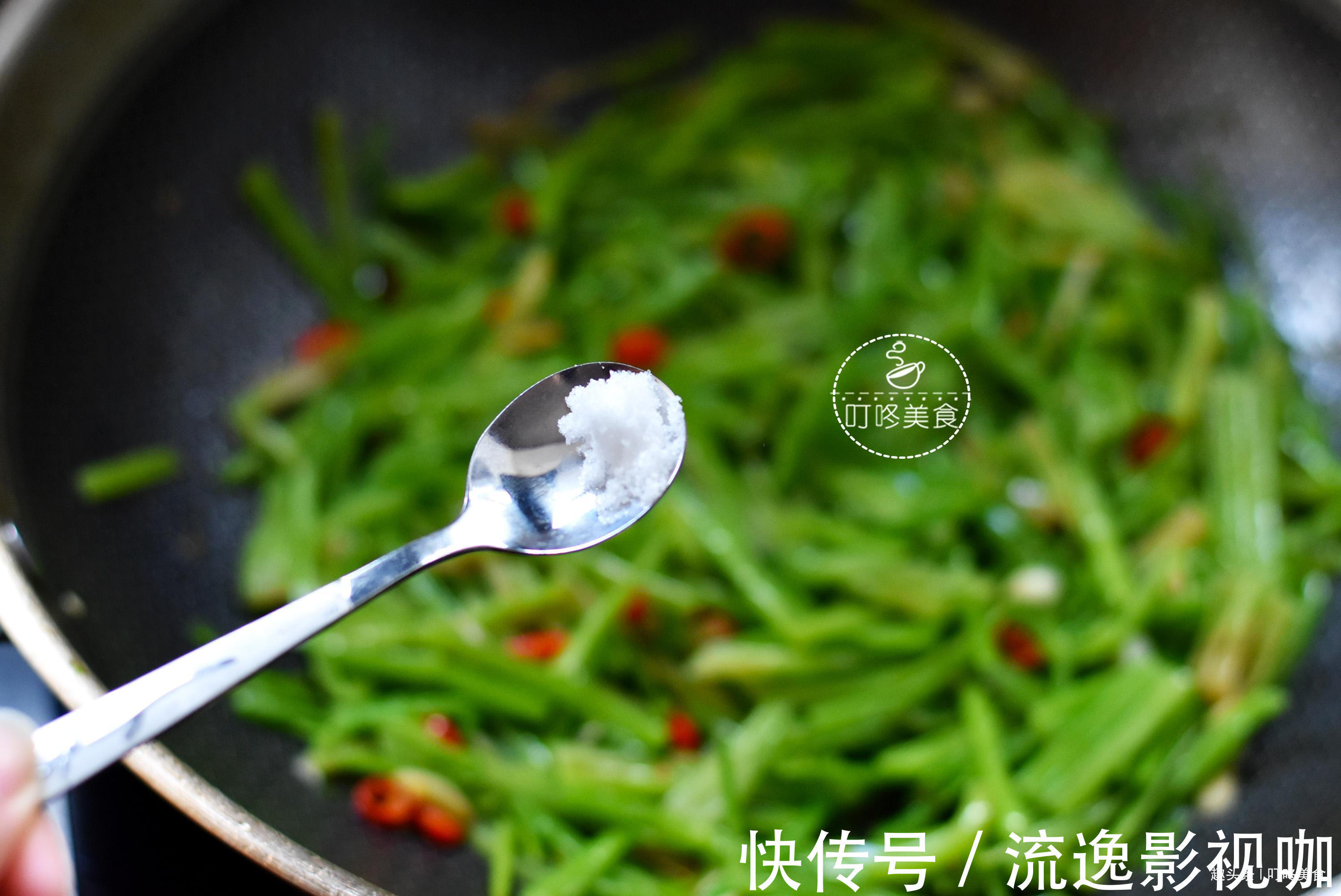 菜谱|炒芹菜时，直接下锅炒就错了！少了一步，芹菜不香还不入味