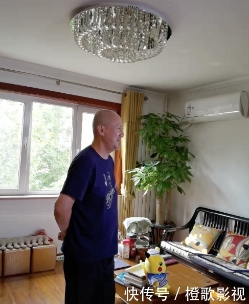 61岁腾格尔过年太接地气!小平房上贴蒙文对联,用花脸盆装肉馅