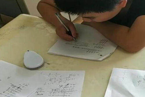 “学霸草稿纸”走红，字迹堪比课堂笔记，老师：这就是自律的体现