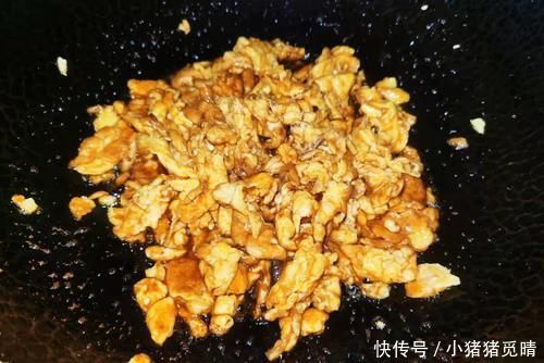 鸡蛋别只会炒番茄,加它一起炒,味道鲜得没话说,吃一次就忘不掉