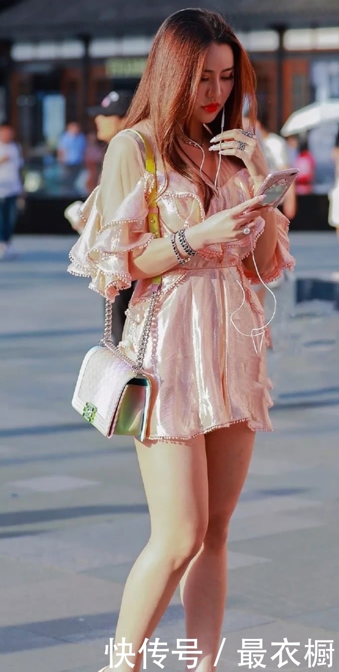 街拍美女：小姐姐蕾丝连衣裙搭配高跟鞋，高贵优雅又显美丽大方