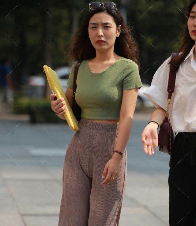 绿色版|美女绿色版夹克搭喇叭裤,暴露腰带线突出了大长腿彰显时尚气质
