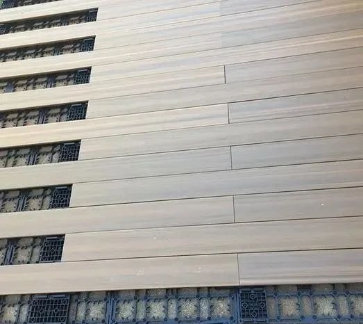 功能区|邻居家不铺瓷砖，直接用塑料托盘铺木地板，24小时就能铺完全屋