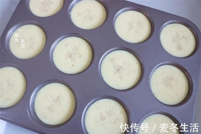 小蛋糕|3个鸡蛋,90克面粉,搅一搅做了12个蛋糕,又香又软孩子喜欢吃