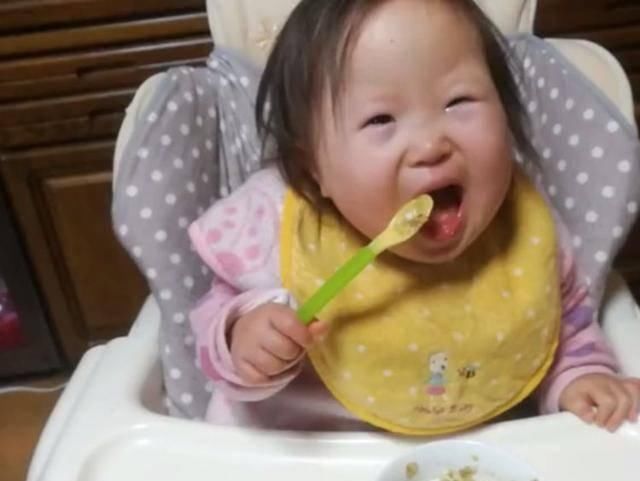 吃饭|2岁唐氏儿宝宝学会吃饭,网友:感觉她比很多正常宝宝都灵巧!