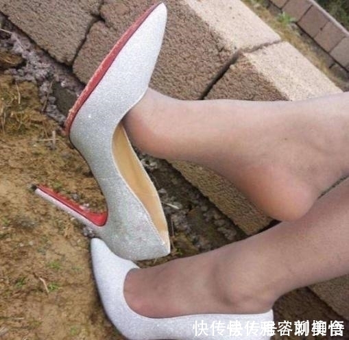 优雅感 细跟鞋是女人穿着中优雅的代表,让你尽显十足的女人味儿