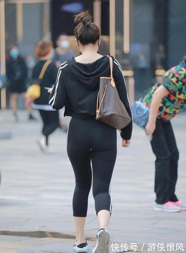 搭配 凹凸紧致的瑜伽裤美女,擅长打造优雅靓丽风,增高显瘦