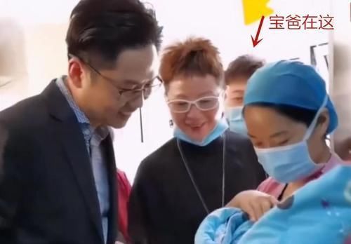 爸爸|爸爸和舅舅抢着抱宝宝走红,像极了猪八戒看人参果:越看越喜感