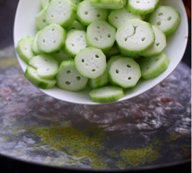 丝瓜做汤,只需这样做,鲜嫩丝滑,好喝到出乎意料,简单的一碗汤