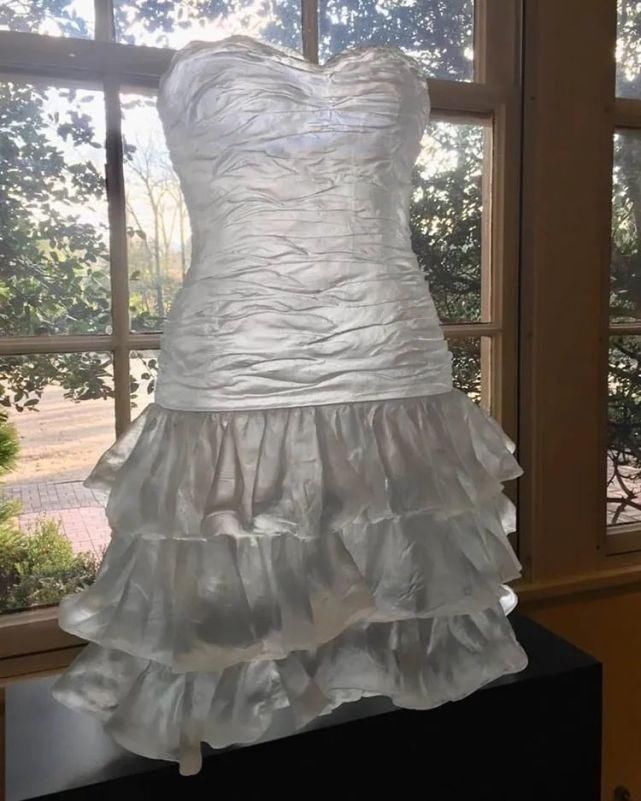 时装秀|艺术家用500斤玻璃做出重磅婚纱，惊艳时装秀，网友吐槽透明的怎么穿