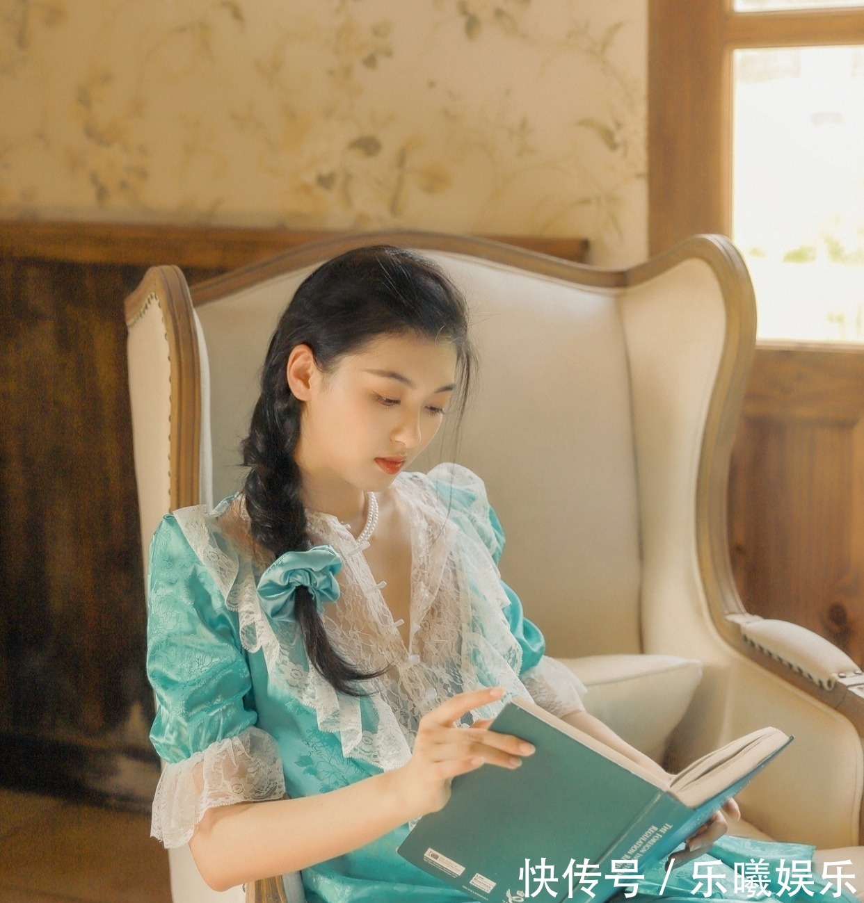 秋山明!秋风清·词:闲吟乘客舟。浓浓秋韵人堪爱,几多苦恼空烦忧