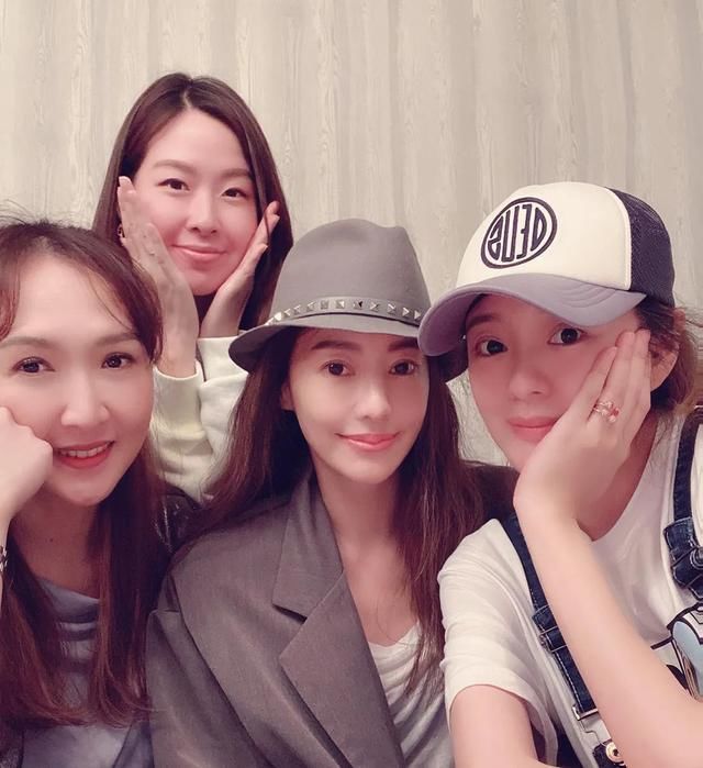 安以轩带老公参加闺蜜聚会，孕晚期脸部略显浮肿，拍合照用手挡脸