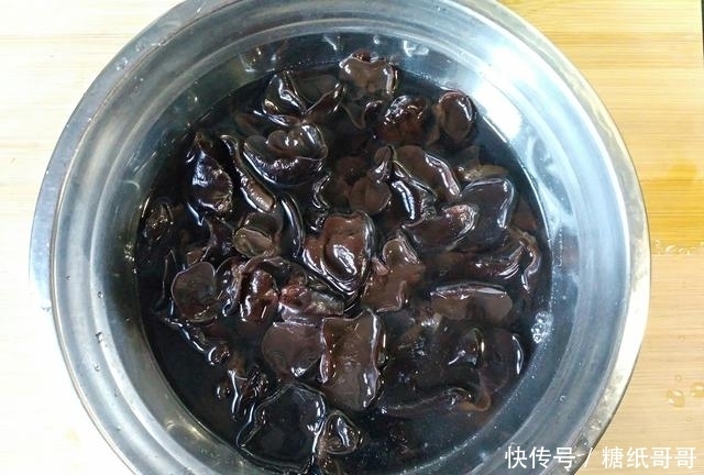 这道凉拌菜爽口开胃，做法简单，常吃能清理血管，预防三高
