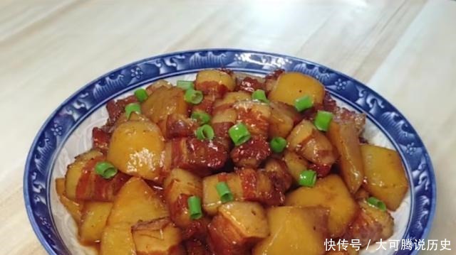 红烧肉炖土豆，肥而不腻，软烂嫩滑，记着多备上两碗米饭