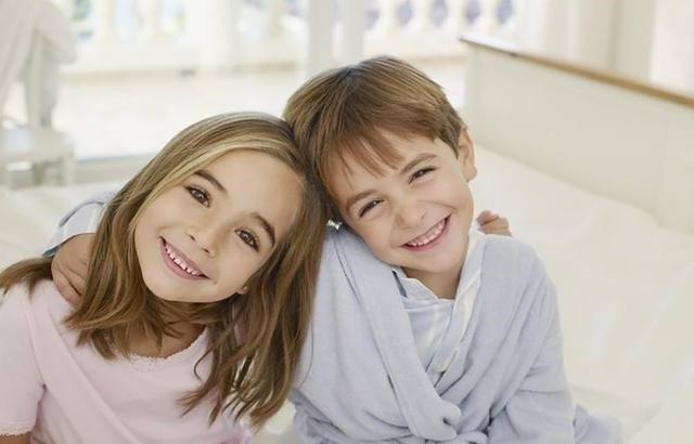 一个屋檐下|妹妹被教训后,一脸委屈躲在哥哥怀里,妈妈看后心都暖化了