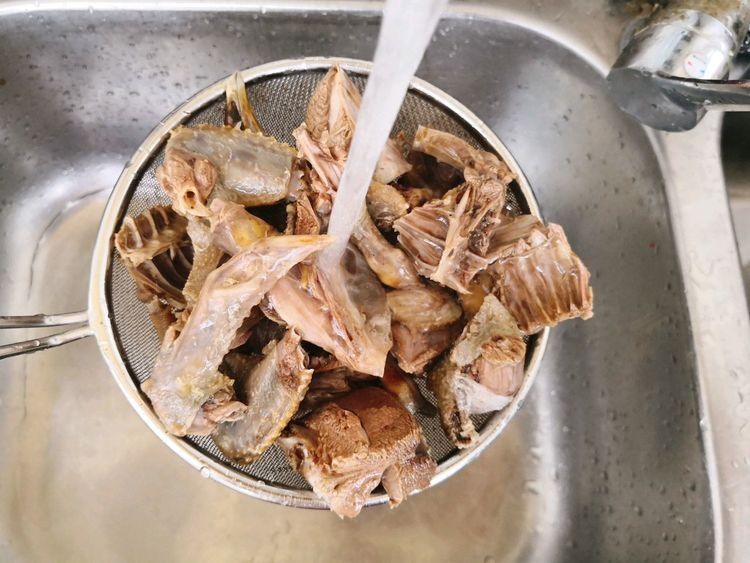 鸽子|一鸽胜九鸡，鸽子汤这样炖才滋补，汤鲜肉嫩不腥，营养滋补