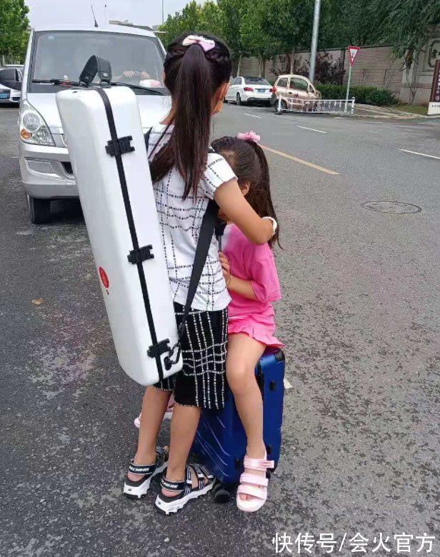 |36岁岳云鹏遛狗被拍!脚步轻快动作搞笑,8岁小女儿手提大包辣条