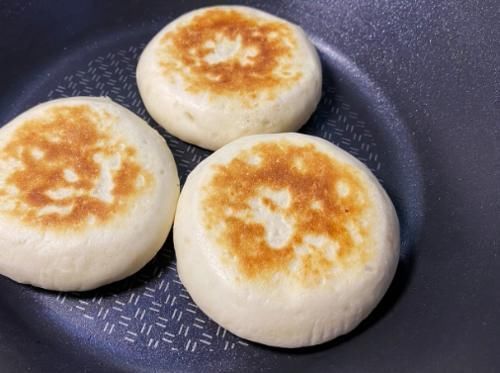 想吃烧饼不要出去买了，老师傅教你在家做，外焦里软吃不够