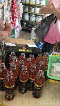 |搞笑GIF：一位顾客买了两瓶饮料，竟中了两箱，我想知道他怎么拿走