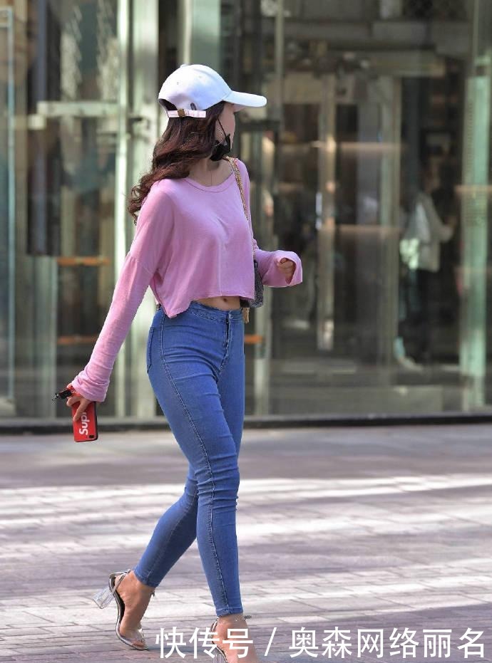 味道|街拍:经典的牛仔裤没有年龄的界限,小姐姐穿出不同的味道和感觉
