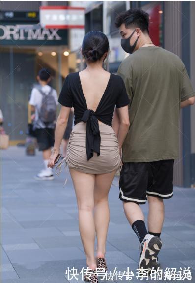 卡其色|黑色修身t恤搭配卡其色皱纹短裙,个性十足,简单狂野