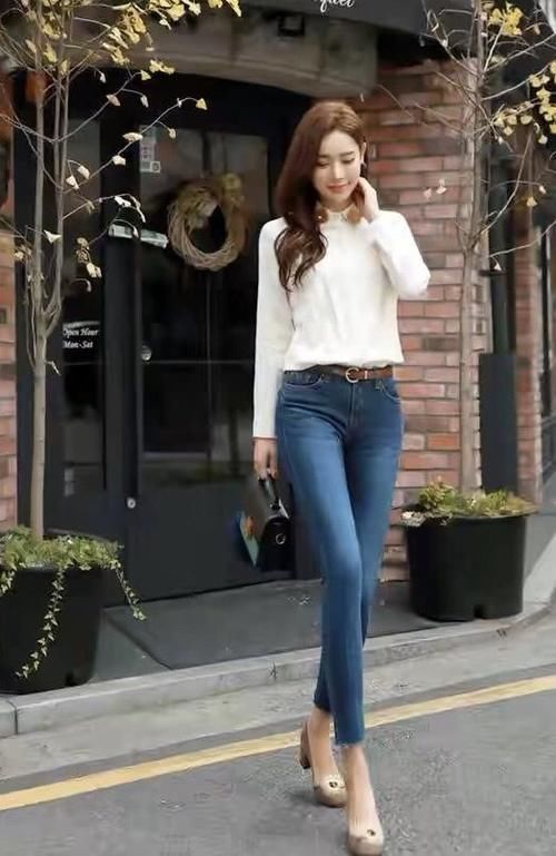 美女|穿紧身牛仔裤的美女，充满着年轻人时尚的气息，带给你火辣的身材